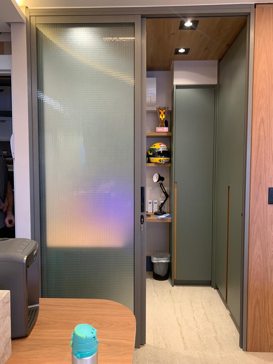 Divisória de ambiente aberta com porta Elevare e passagem sem trilho no chão