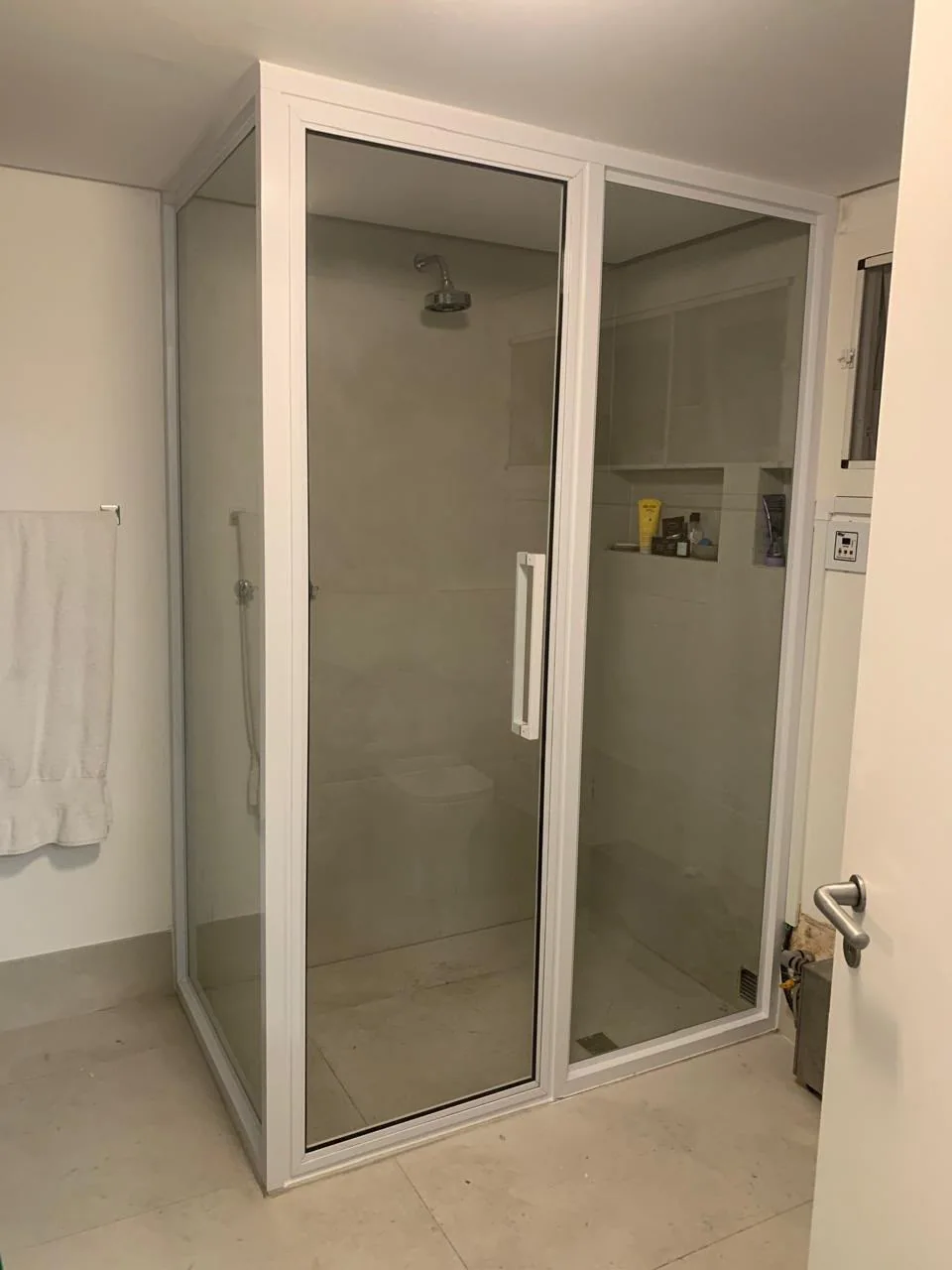 Box branco de canto com porta fechada