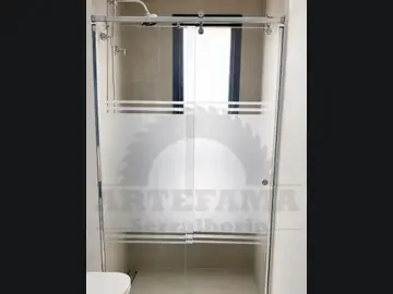 Box de correr com faixas jateadas executado pela Artefama