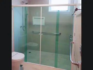 Box de correr com vidro verde executado pela Artefama