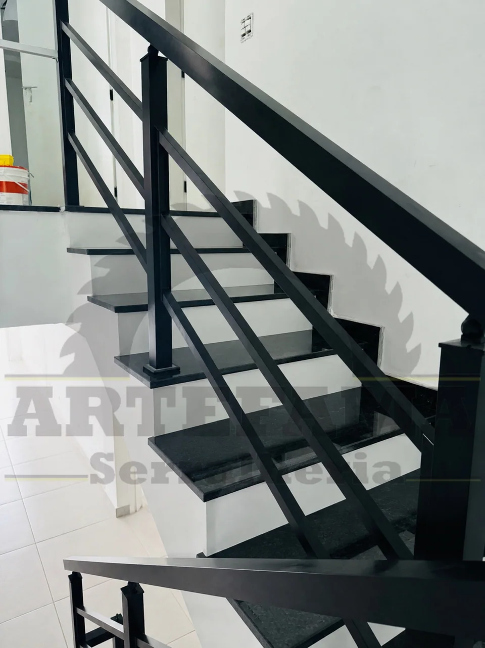 Corrimão preto de alumínio instalado em escada interna