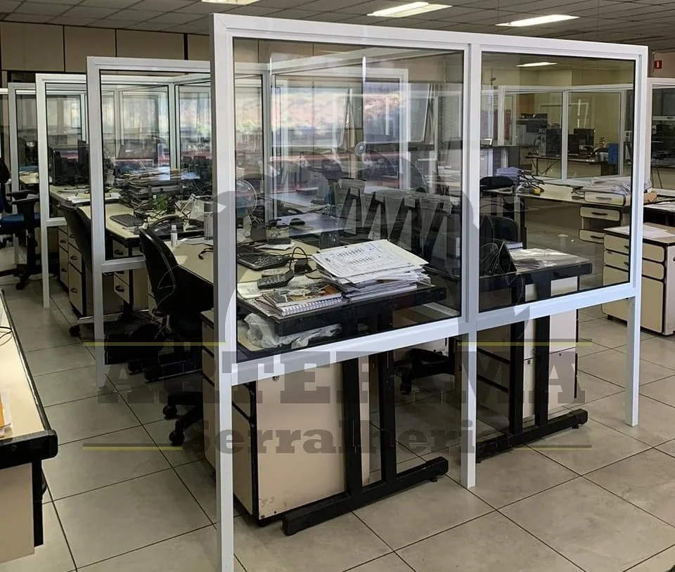 Divisória de alumínio branco e vidro em ambiente comercial