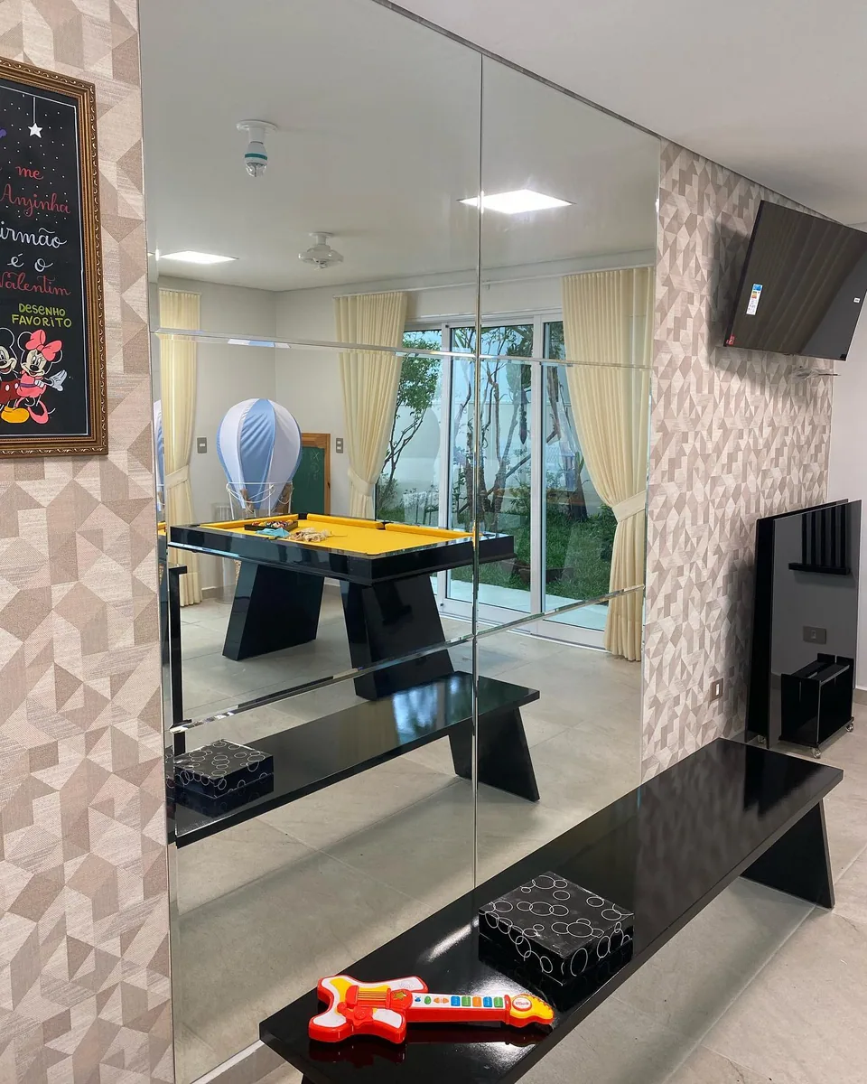 Composição de espelhos sob medida em sala de jogos