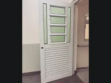 Porta de giro branca com veneziana e vidro