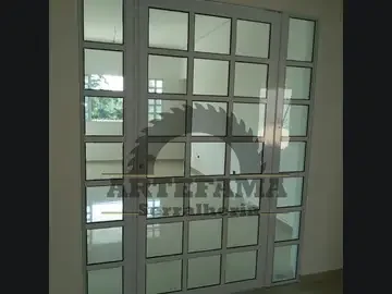Porta de giro de alumínio com desenho quadriculado em vidro