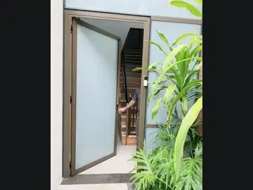 Porta de giro marrom aberta para área externa