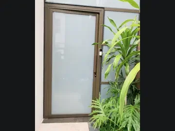 Porta de giro marrom com vidro