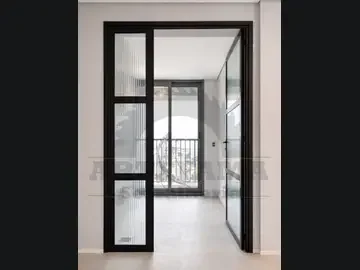 Porta de giro preta com vidro canelado aberta