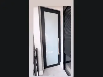 Porta de giro preta com vidro fumê