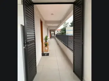 Portas de giro pretas com veneziana