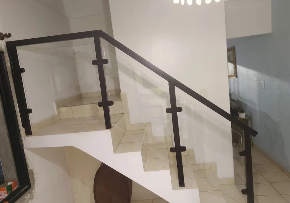 Guarda-corpo em alumínio preto e vidro incolor em escada