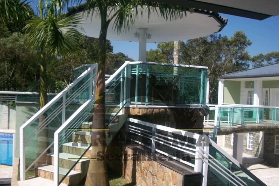 Guarda-corpo de vidro e alumínio ao redor de piscina e quiosque