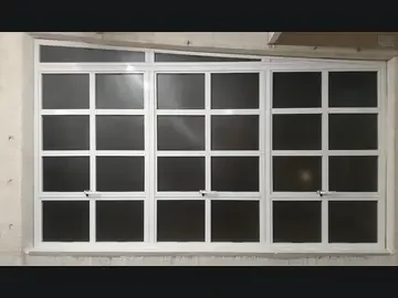 Janela branca de alumínio com desenho quadriculado