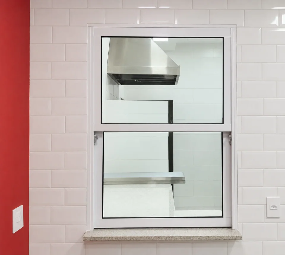 Janela branca de alumínio instalada em cozinha
