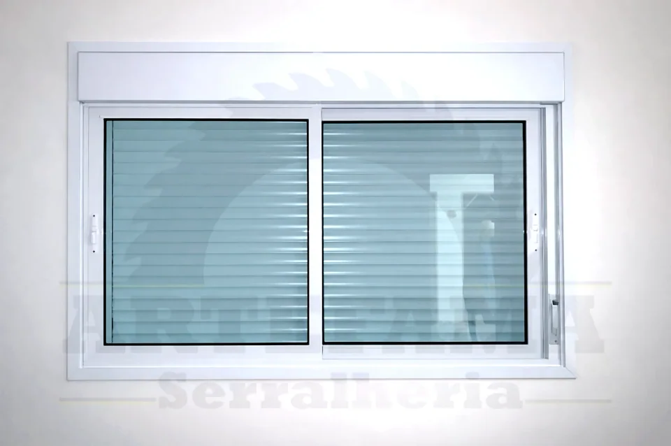Janela branca com persiana integrada