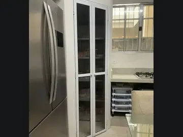 Porta camarão branca de alumínio em cozinha, executada pela Artefama