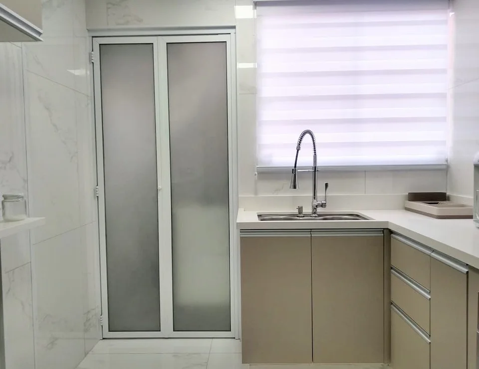 Porta camarão branca de alumínio e vidro jateado executada pela Artefama