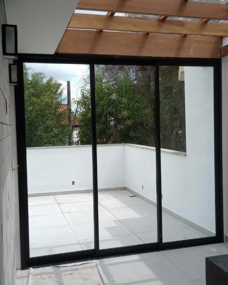 Porta de correr de alumínio e vidro em terraço residencial