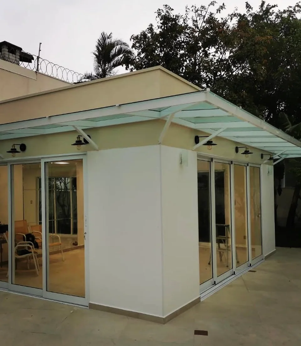 Conjunto de portas de vidro em área externa residencial