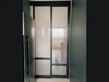 Porta suspensa preta de duas folhas em ambiente interno