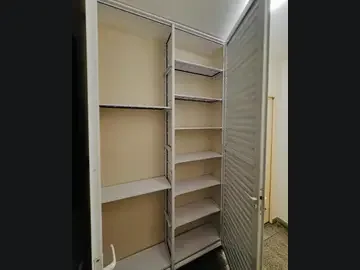 Armário ventilado aberto com prateleiras internas