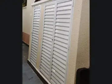 Fechamento ventilado branco em área externa