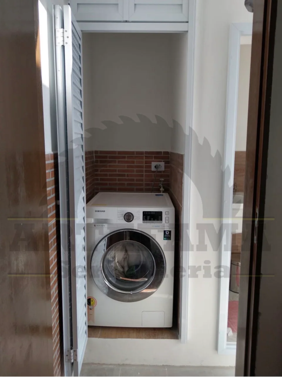 Fechamento ventilado branco em área de lavanderia