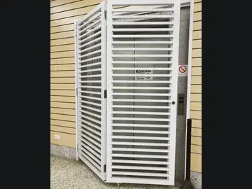 Porta ventilada branca para área técnica