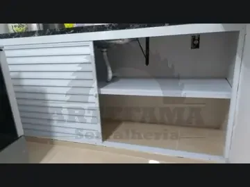 Portinhola ventilada aberta sob bancada