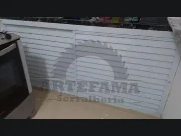 Fechamento ventilado branco sob bancada