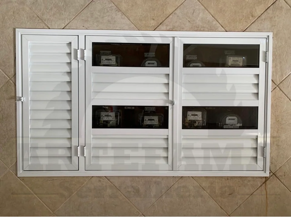Portinhola branca ventilada para quadro de medidores
