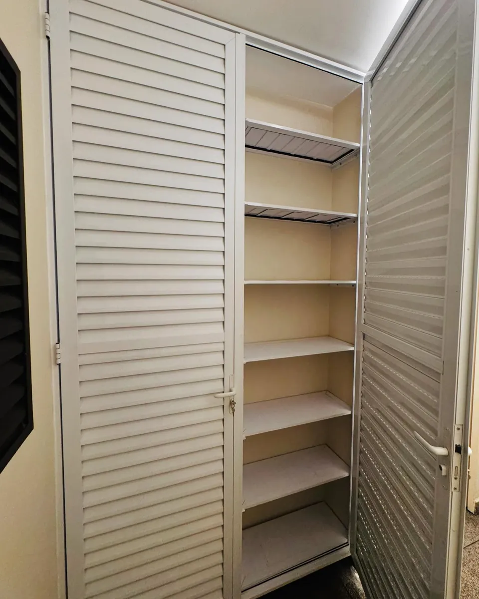 Porta veneziana de alumínio para vestiário