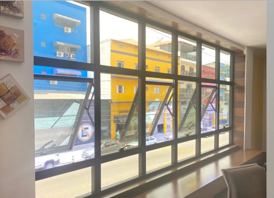 Composição de fachada em alumínio e vidro