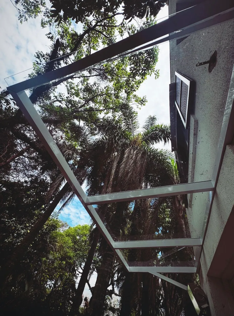 Cobertura de vidro sob medida em área externa arborizada