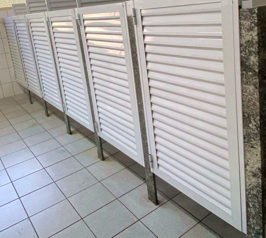 Portas venezianas de alumínio em vestiário industrial, vistas em perspectiva