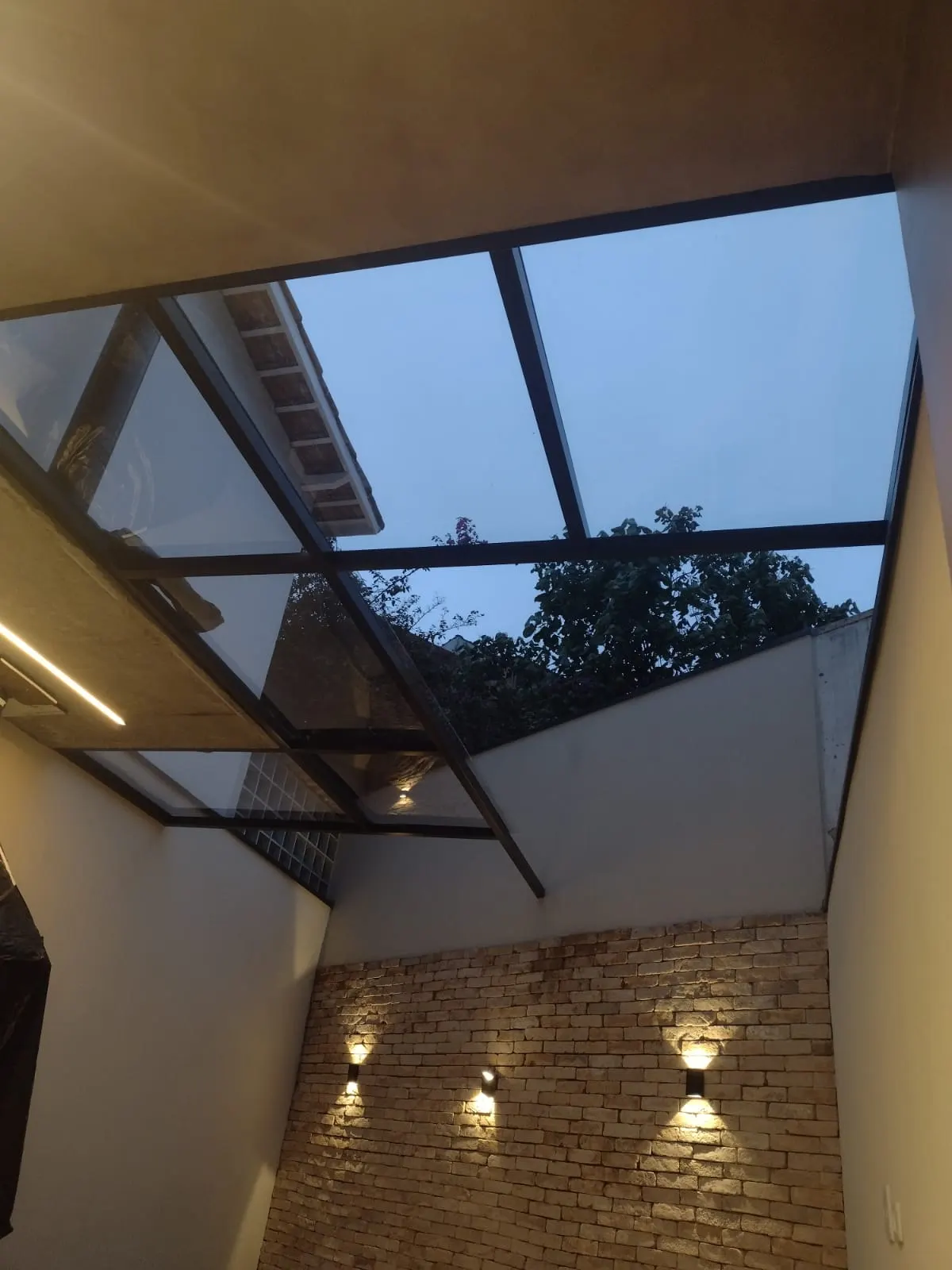 Obra Artefama — esquadria e vidro sob medida