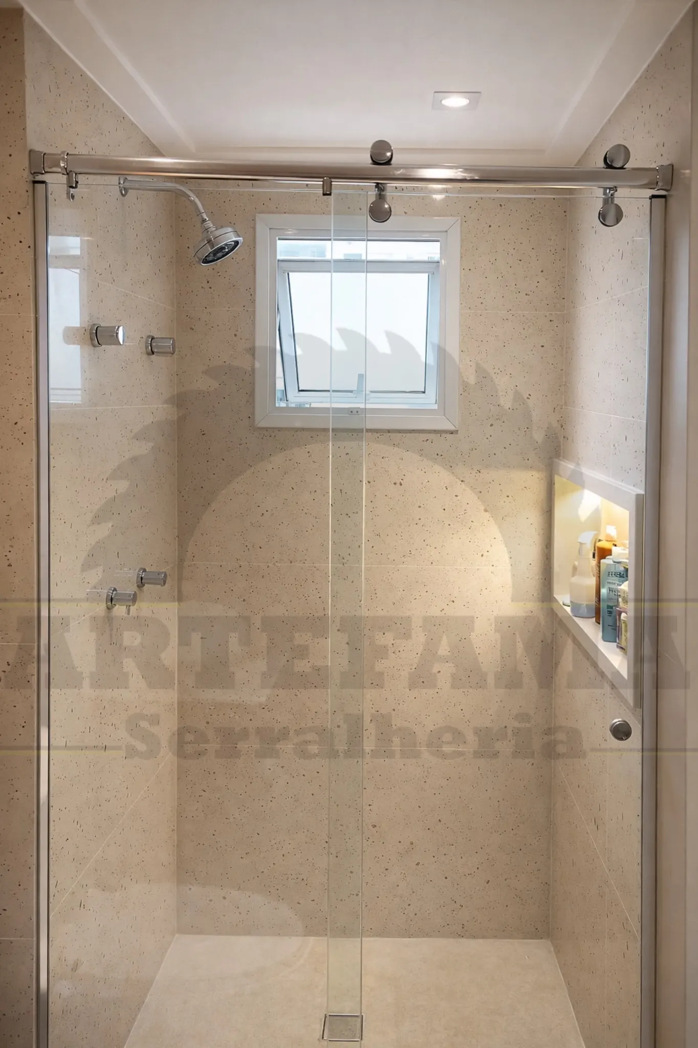 Obra Artefama — esquadria e vidro sob medida