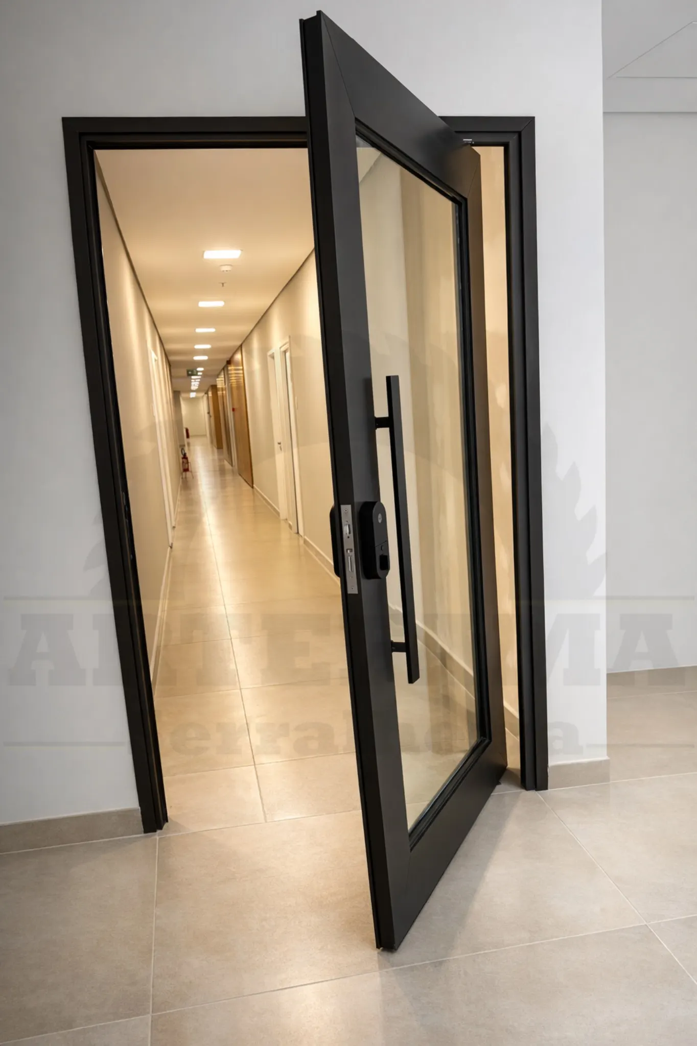 Obra Artefama — esquadria e vidro sob medida