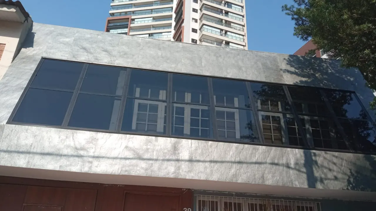 Obra Artefama — esquadria e vidro sob medida