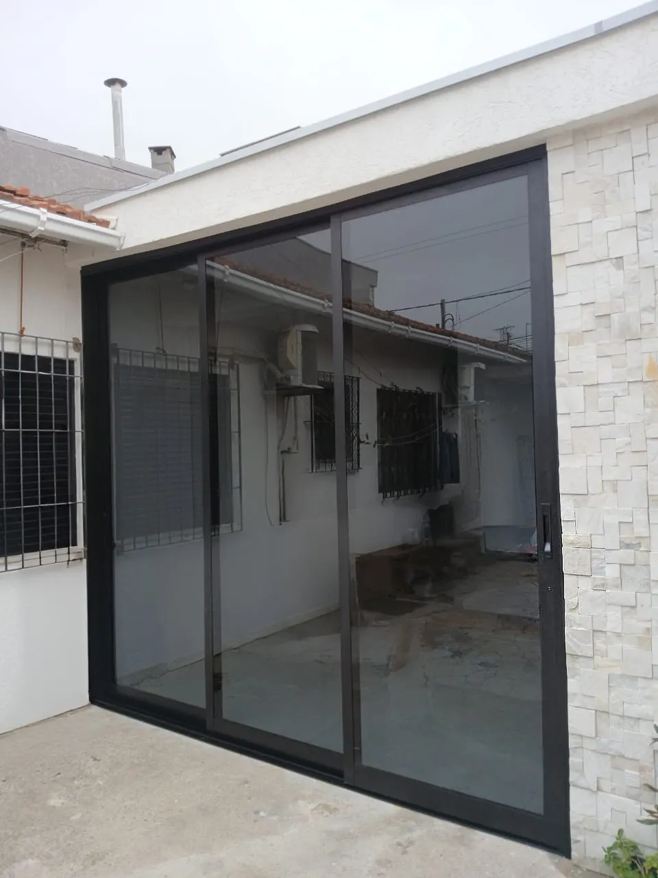 Obra Artefama — esquadria e vidro sob medida